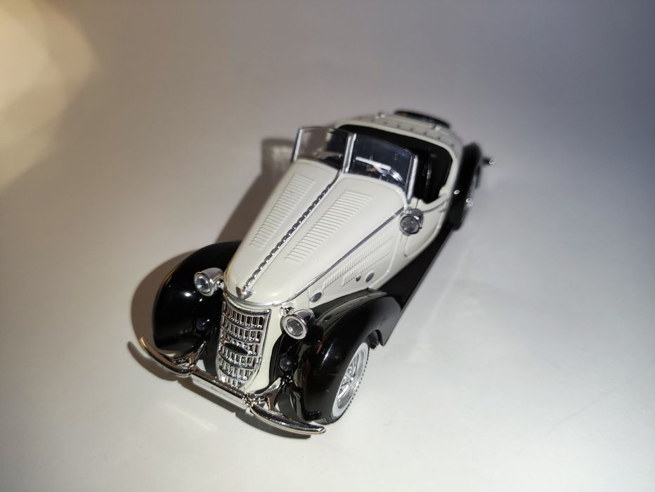 Audi Wanderer W25K Roadster — Modelo 1:32 Branco/Preto