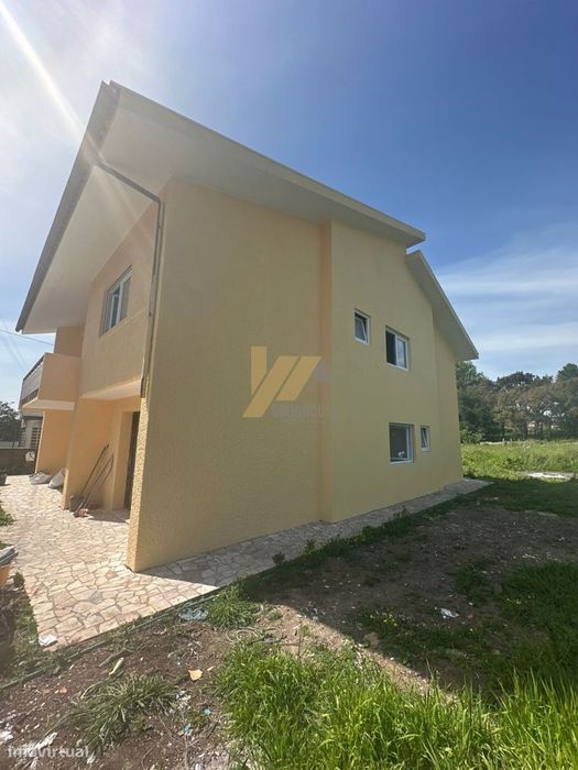 Moradia com 2860m2 de terreno em fase de remodelação