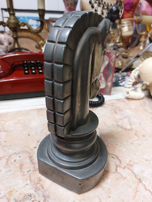 Cabeça de cavalo em estanho 

Escultura de uma peça de xadrez com