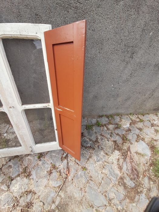 Janela de madeira antiga maciça.463108654499123204