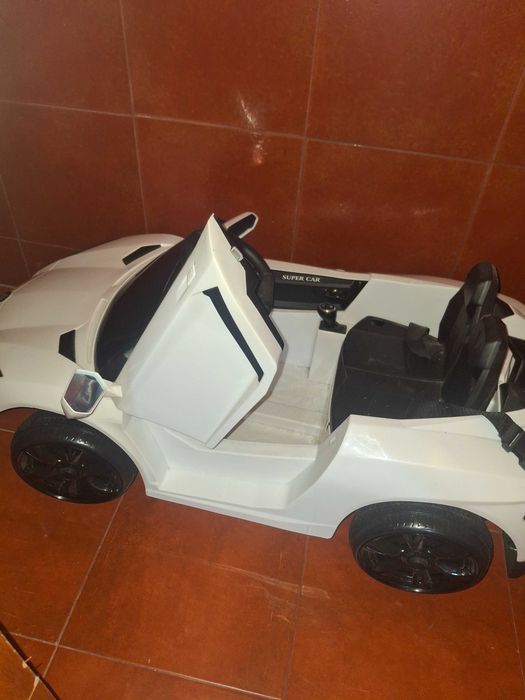 Carro infantil elétrico