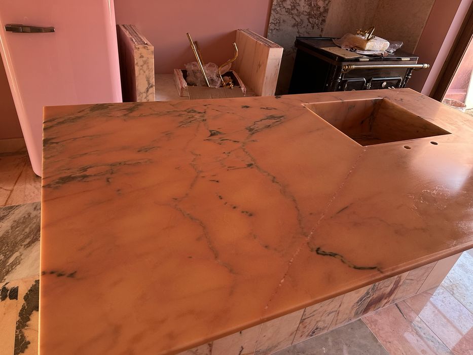 Ilha em marmore rosa