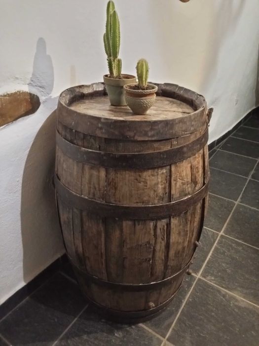 Barril de Vinho em Carvalho Restaurado – Peça Decorativa / Mesa Lateral