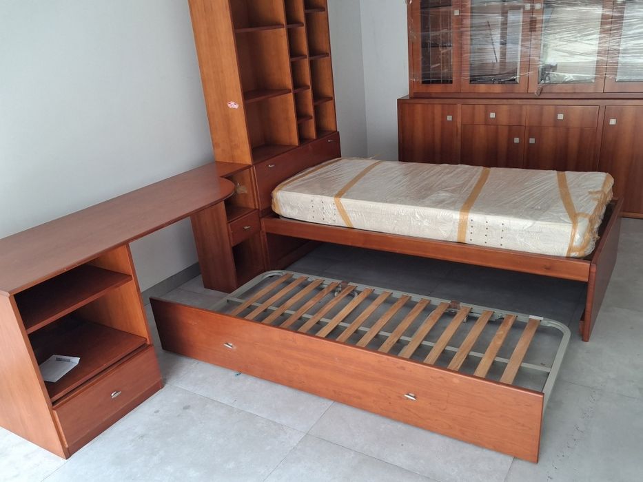 Cama com secretária