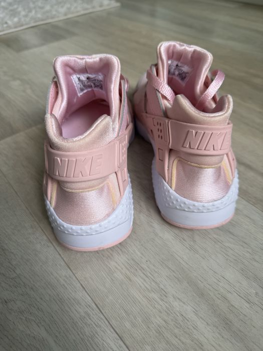 Кросівки  NIKE Huarache run 37