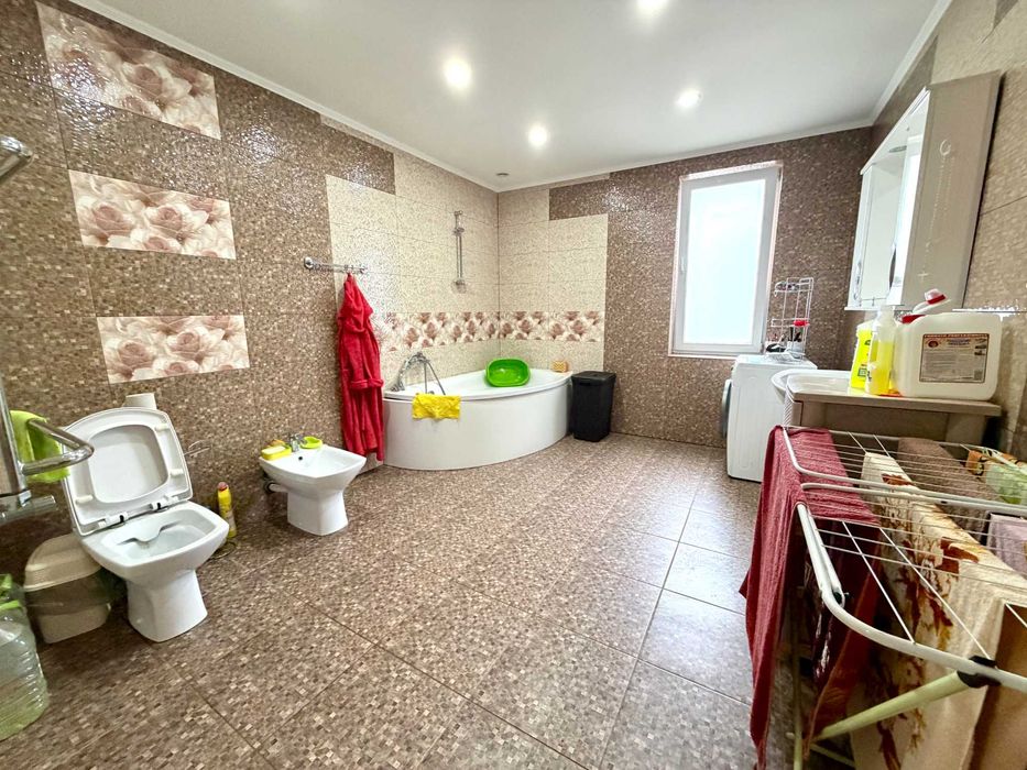 Сучасний будинок 237 м² з ремонтом та ділянкою 17,5 соток