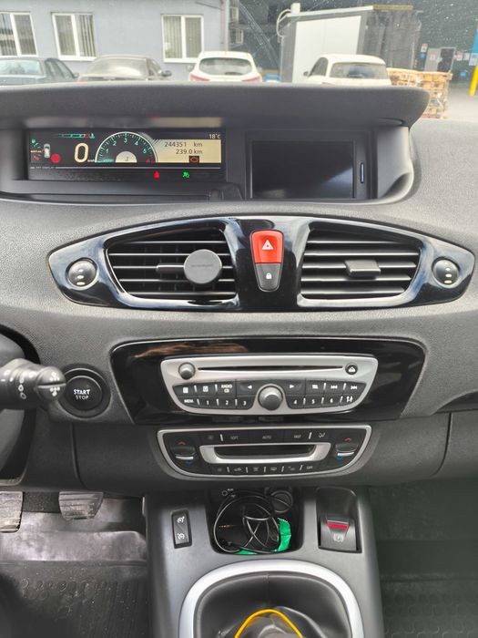 Продам своє авто Renault Grand Scenic 2011 року. максимальна комплектація 7 місць.