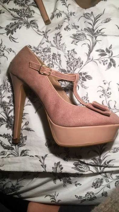 Beżowe, zamszowe platformy