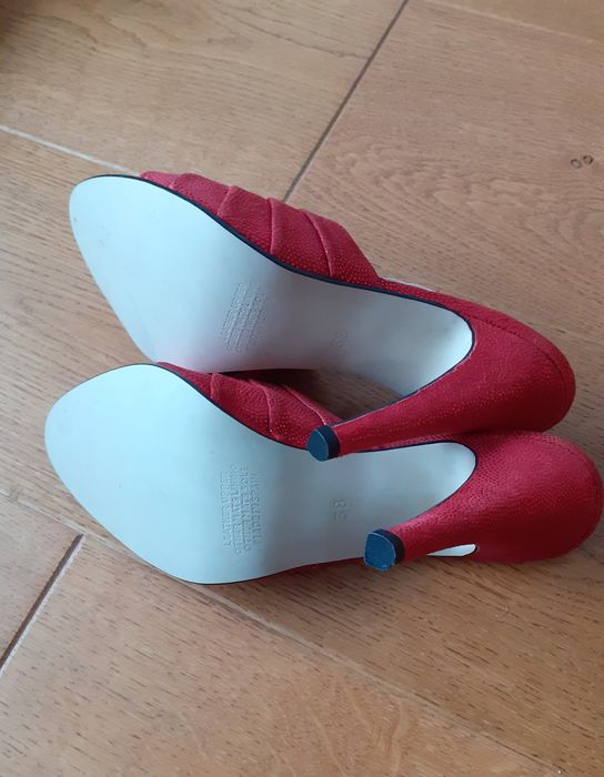 Czerwone szpileczki 37