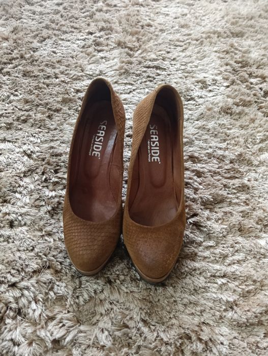 Sapatos elegantes em pele