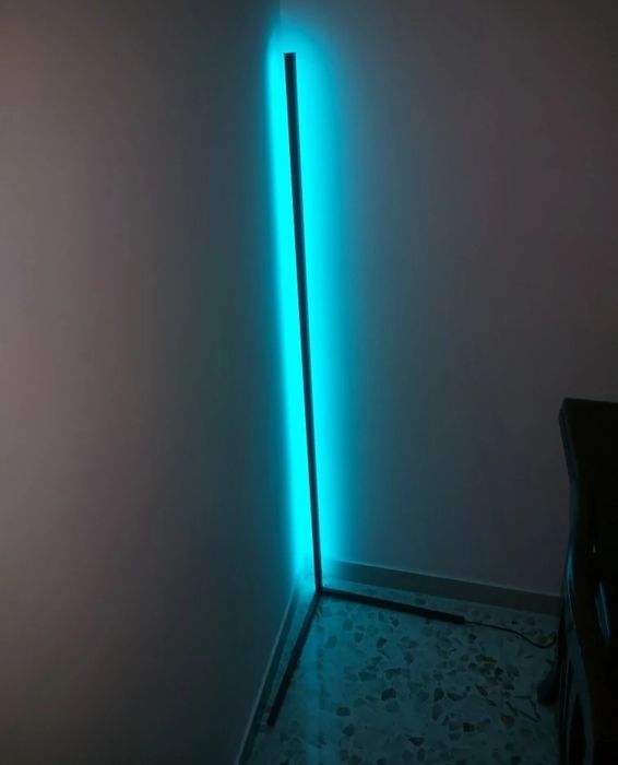 Candeeiro de chão (canto) com iluminação RGB