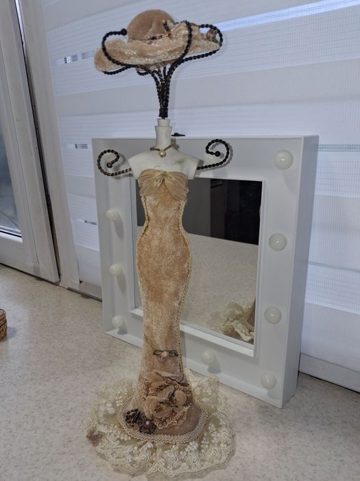 Вінтажна статуетка і шкатулки