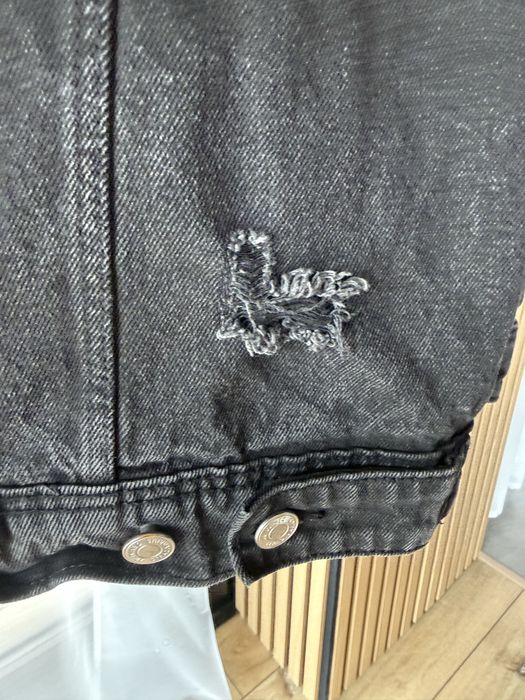 Damska, czarna kurtka jeansowa Stradivarius