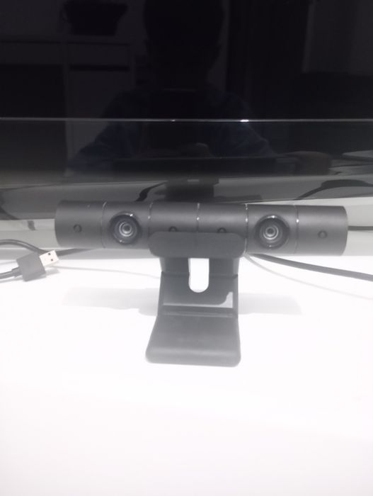 PlayStation 4 pro 1 TB, 2 pady