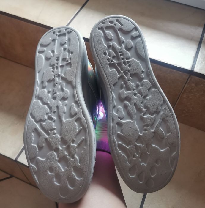 Sneakersy holograficzne z sznurowkami LED