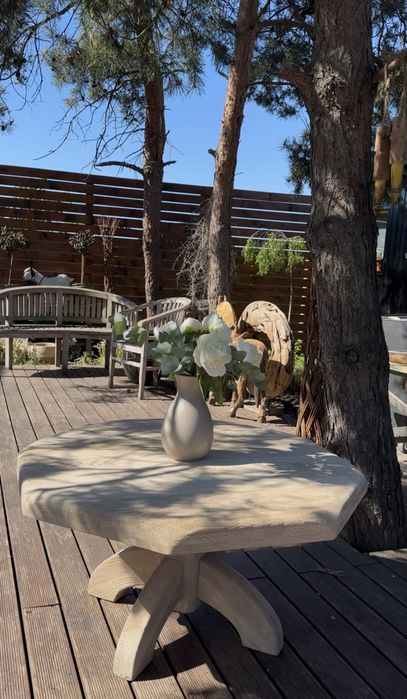 Masywny osmiokątny stolik kawowy z litego dębu