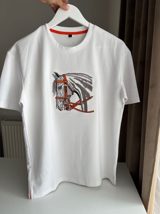 T-shirt damski z haftem White Horse