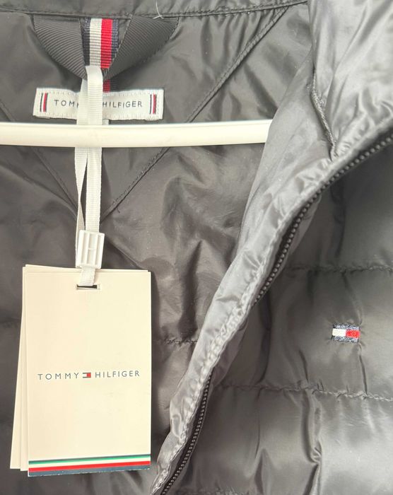 Czarna kurtka pikowana z kapturem - Tommy Hilfiger