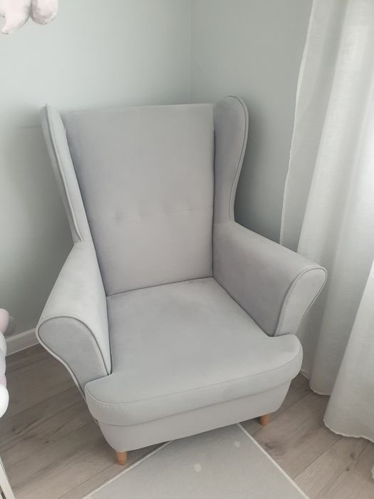 Fotel w kolorze szarym