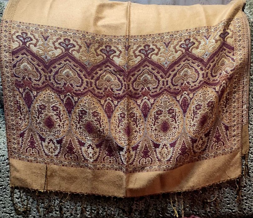 Женская шаль с бахромой