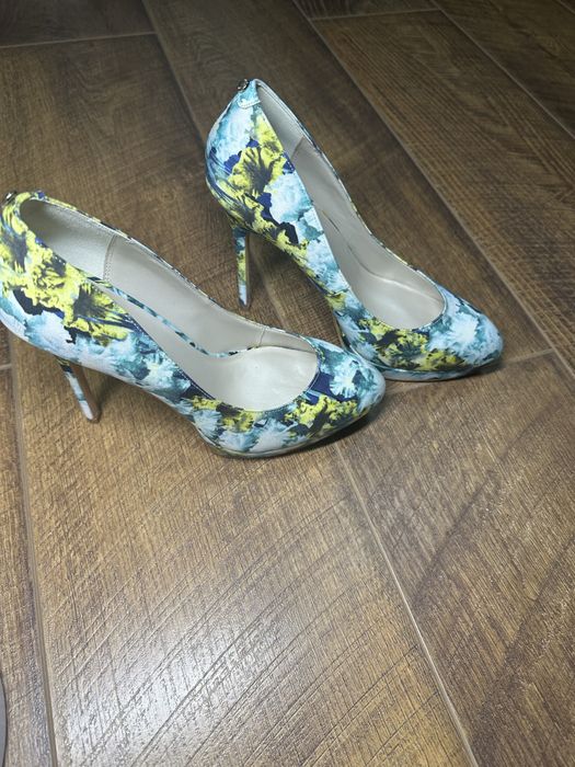 туфлі-човники на підборах від Karen Millen