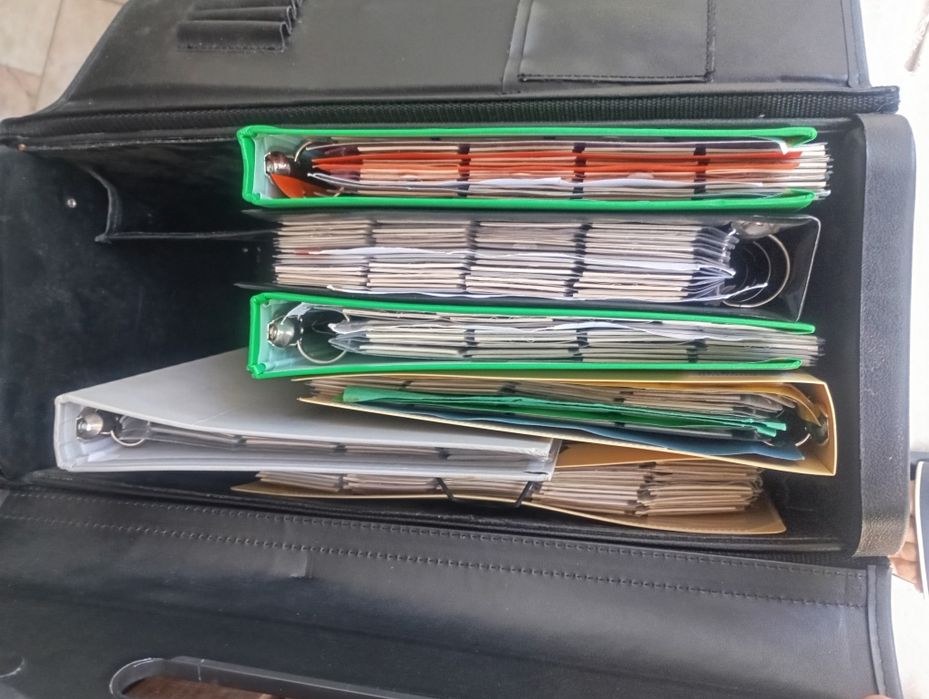 à venda: 
cerca de 450 moedas de diferentes países.