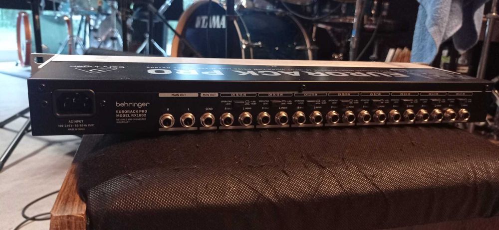 Beringer RX1602 V2 - Mesa de mistura Rack