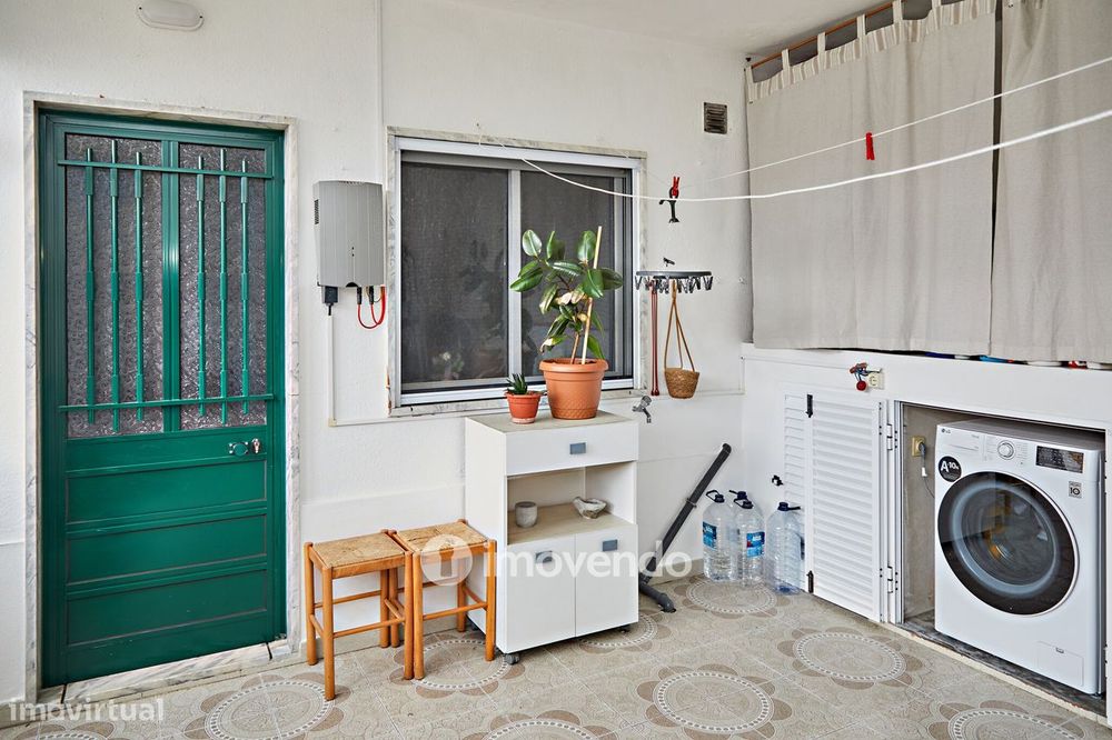 Andar de Moradia T2, com pátio generoso e garagem, em Évora