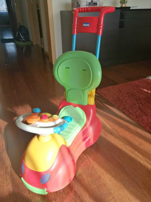 Carrinho CHICCO criança brincar