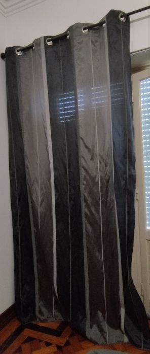 Cortinados em vários tons cinza  com riscas verticais