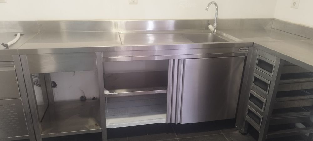 Bancada em inox com lavatorio