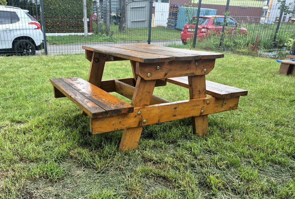 Meble ogrodowe dla dzieci, drewno.