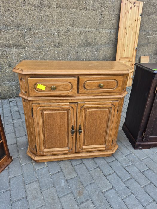 Zgrabna dębowa szafka