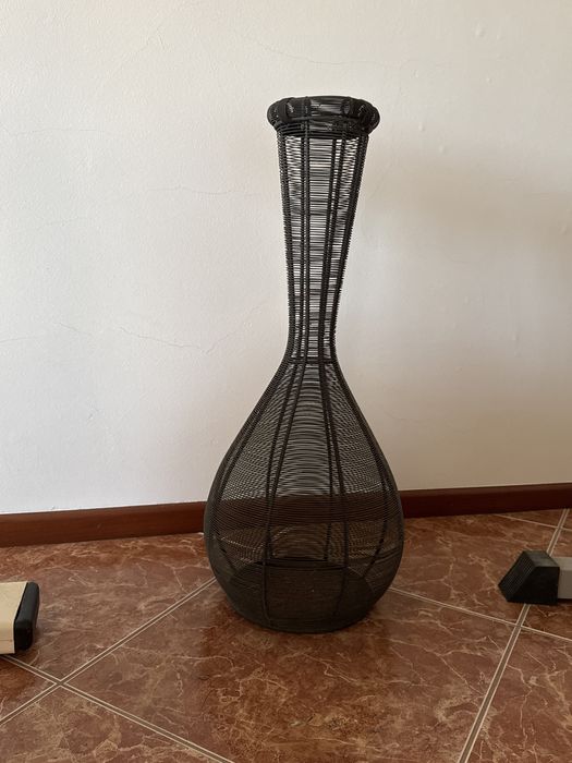Peca de decoracao preta em ferro para sala
