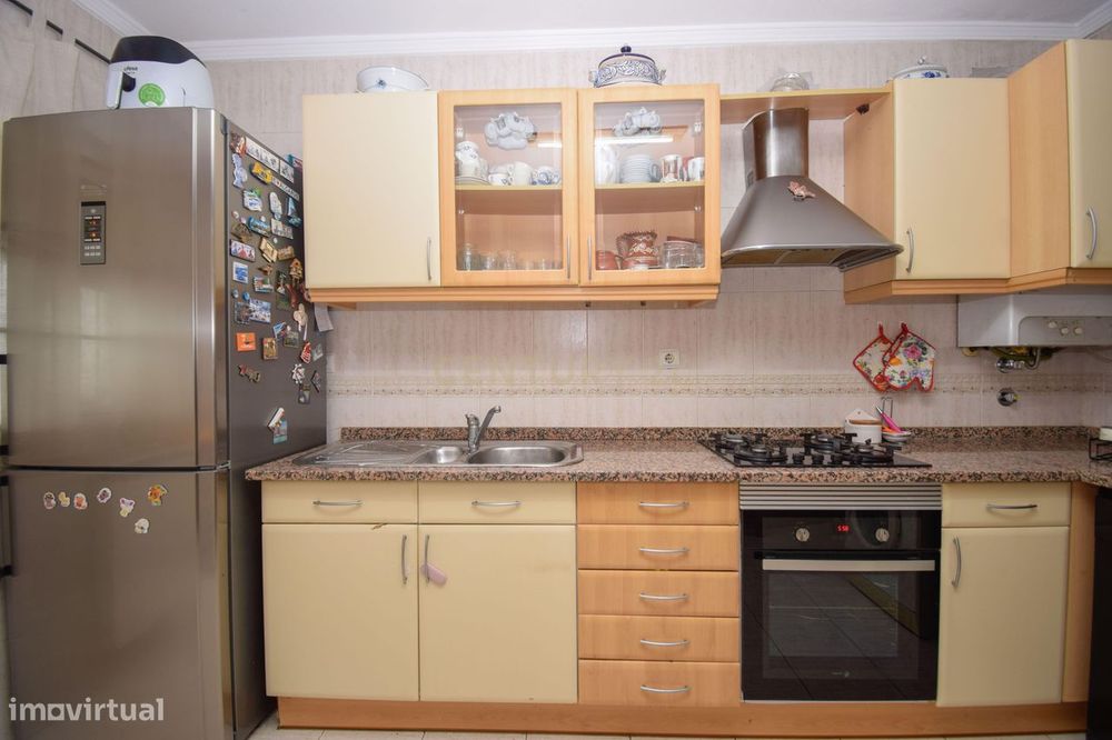 T3 Duplex 116m no Carregado em urbanização tranquila com acesso direto