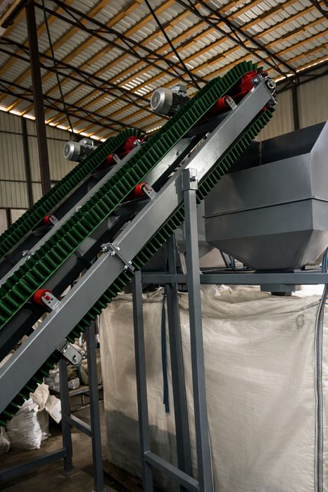 Стрічковий транспортер з гофрованою стрічкою. Під великий кут.