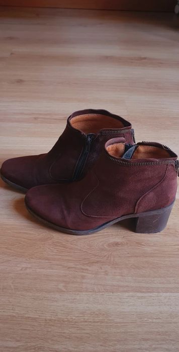 Botas castanhas com salto