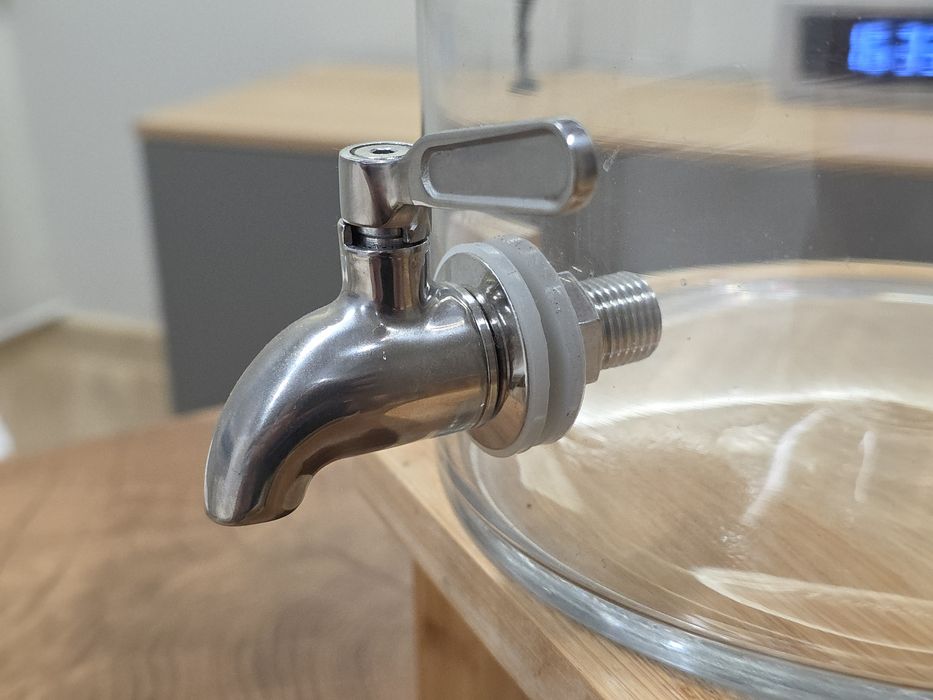 Słoik na wode z kranem i filtrem