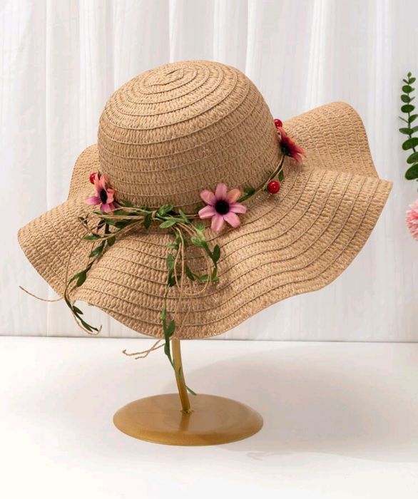 Kapelusz słomkowy z kwiatami, idealny na lato
