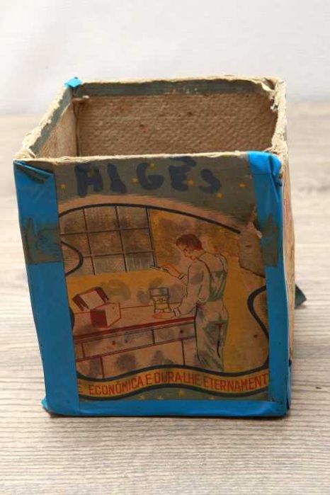 Antigo e pequeno fogareiro a petroleo da Tapiol com caixa original