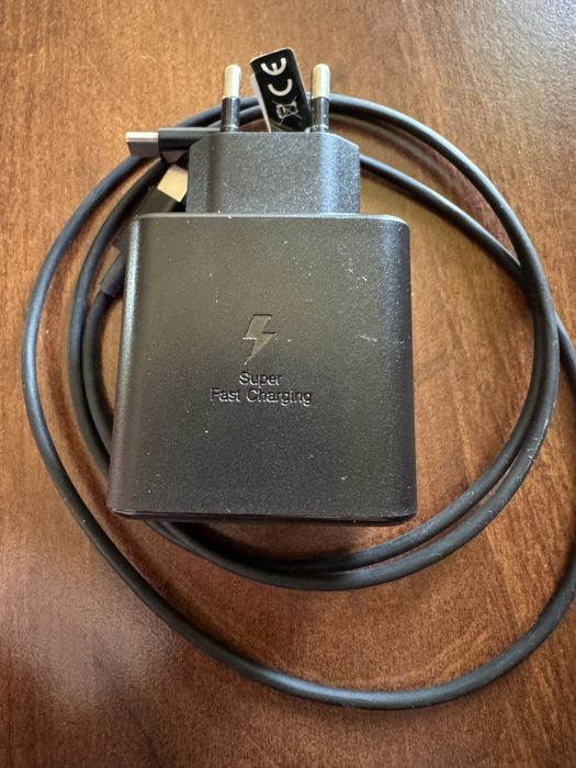 Ładowarka Super Fast Charging 45W z kablem USB-C.