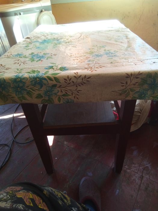 Продам табуретку и столик,150гр.,и 350гр.