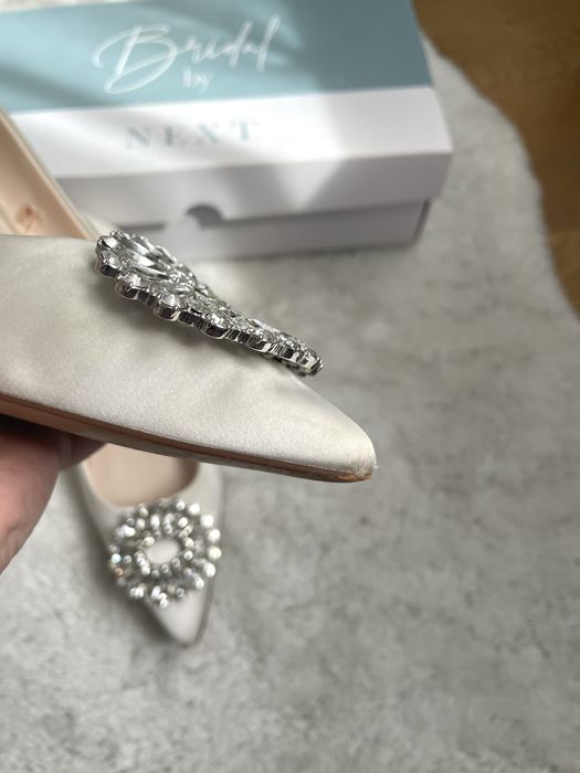 Biale satynowe buty slubne NEXT, niski obcas 5 cm, panieński