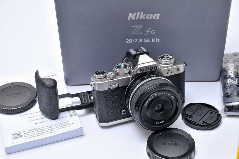 Nikon Zfc (seminova com adaptador de punho)