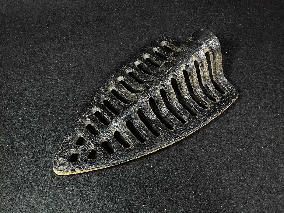 Modelo de Ferro de Engomar antigo, a carvão vegetal!