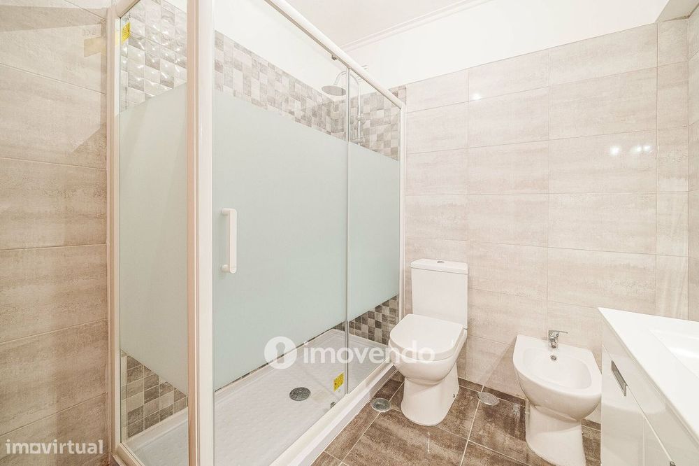 Apartamento T3, com terraço e arrecadação, em Mem Martins