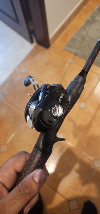 Cana de pesca com carreto