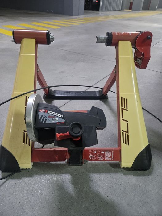 Bicicleta de estrada com rolo de treino