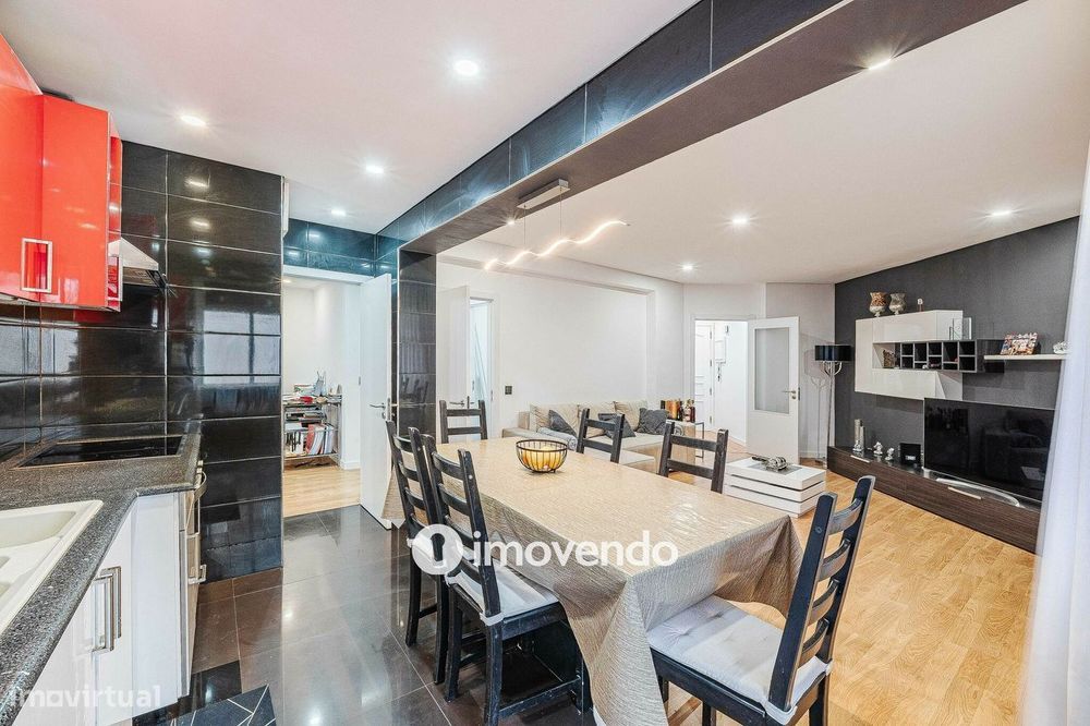 Apartamento T3+1, com áreas generosas, no Laranjeiro