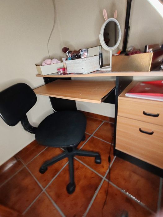 Secretaria em madeira com cadeira